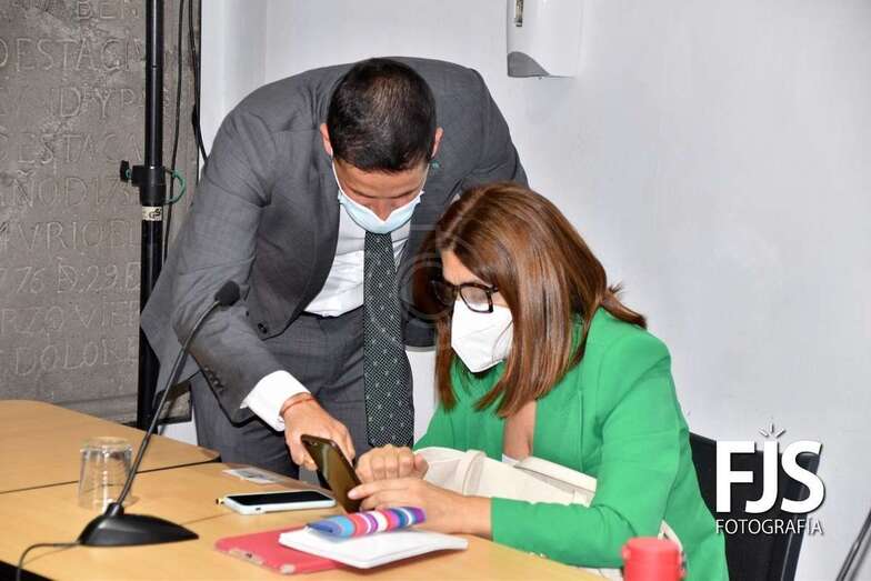 El alcalde Héctor Suárez conversa con la vicealcaldesa Carmen Hernández, momentos antes de comenzar el Pleno/TA.